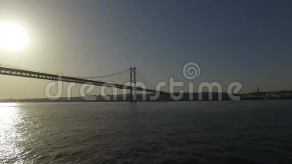 里斯本塔古斯河上的一座具有冲击力的大桥4月25日的大桥又称萨拉扎大桥视频的预览图