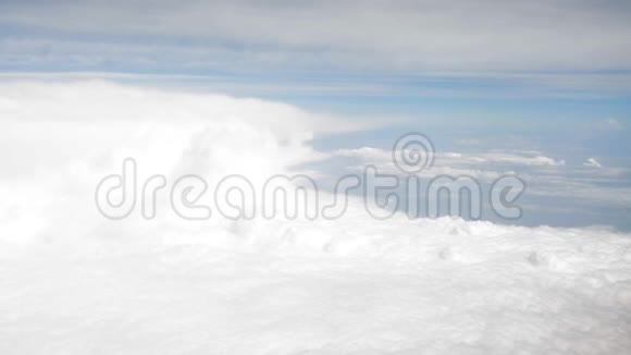 云层透过飞机窗户观看视频的预览图