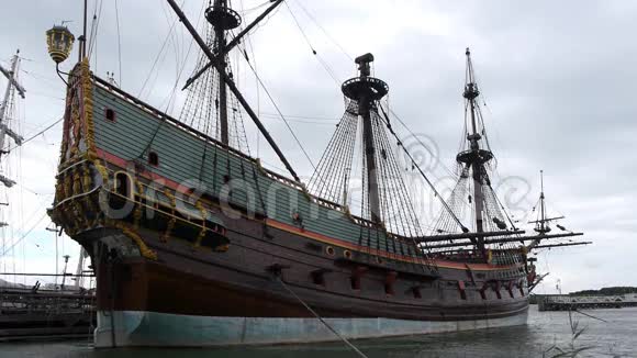 荷兰历史船在港口侧视视频的预览图