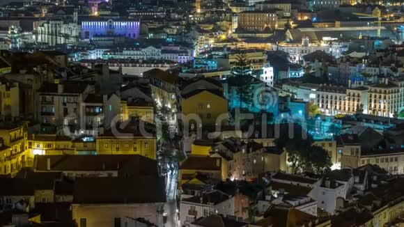 葡萄牙秋夜时分里斯本城市中心的空中全景与照明建筑视频的预览图
