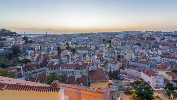 葡萄牙里斯本日落之后城市中心带红色屋顶的全景图视频的预览图