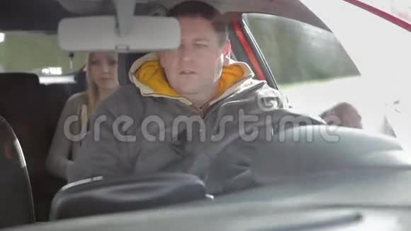 男的正和一个金发女孩在后座停车视频的预览图
