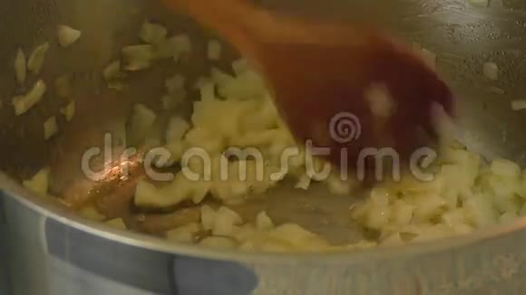 洋葱在平底锅里煎视频的预览图