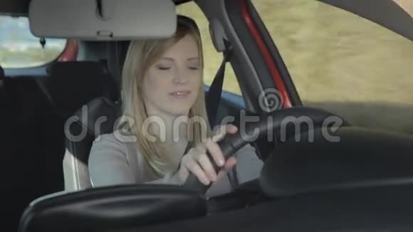年轻女子看起来很喜欢开车兜风视频的预览图