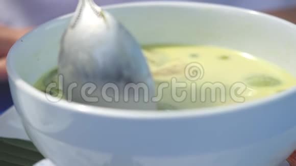 特写泰式餐包绿色咖喱鸡汤慢动作吃1920x1080视频的预览图