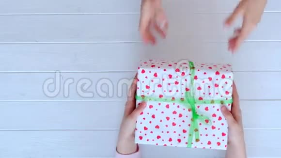 女孩们手里拿着可爱的礼物盒视频的预览图