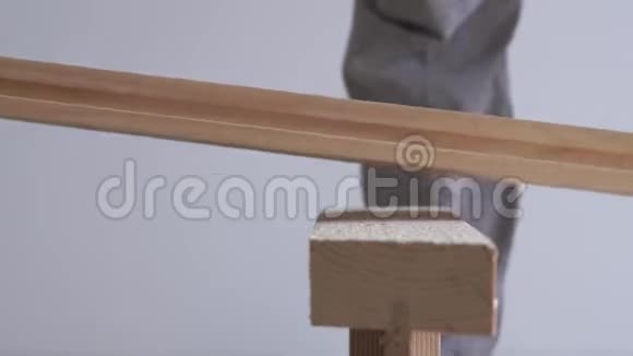 女人做一件非女人的工作用电锯锯木板视频的预览图