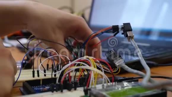 工程师或技师维修电子线路板人类从事电子线路板工作视频的预览图