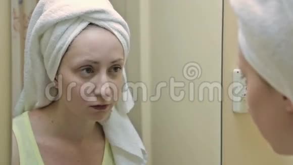 漂亮的年轻女人在浴室里把睫毛膏放在镜子前视频的预览图