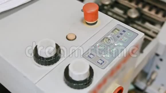 印刷测谎仪工业上的折叠机红色按钮和输送机滑片视频的预览图