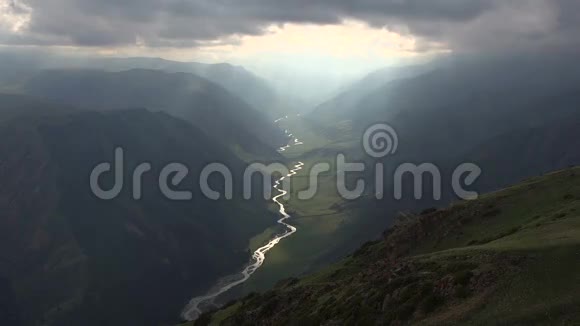 巨大峡谷底部的河流视频的预览图