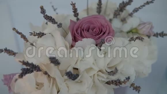 房间里有美丽的白色绣球花和粉红色玫瑰花束视频的预览图