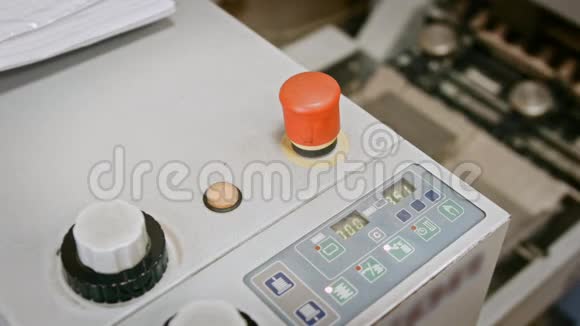 印刷测谎仪工业用折叠机红色按钮和输送机视频的预览图