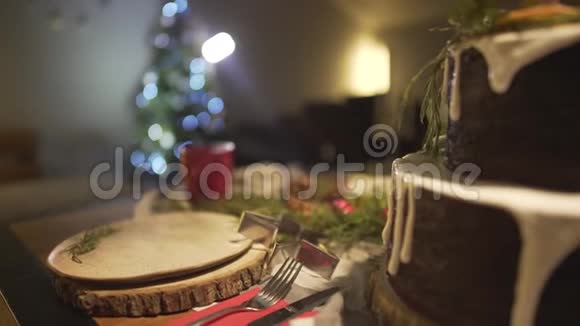 在节日除夕夜气氛中装饰的圣诞餐桌上近距离观看美味的姜饼蛋糕视频的预览图