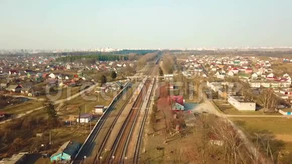 铁路线路的俯视图火车站的鸟瞰图视频的预览图
