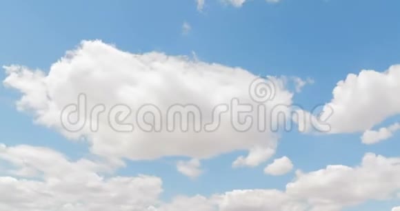蓝天上的一圈白云时间流逝自由视频的预览图