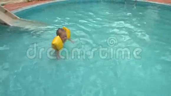小女孩游泳池边滑水酒店视频的预览图