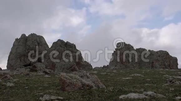 山岩中的云视频的预览图