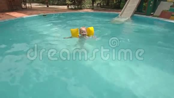 小女孩在游泳池游泳笑视频的预览图
