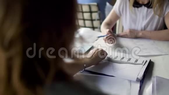 两个女商人在咖啡馆工作视频的预览图