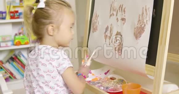 可爱的小女孩选择画笔视频的预览图