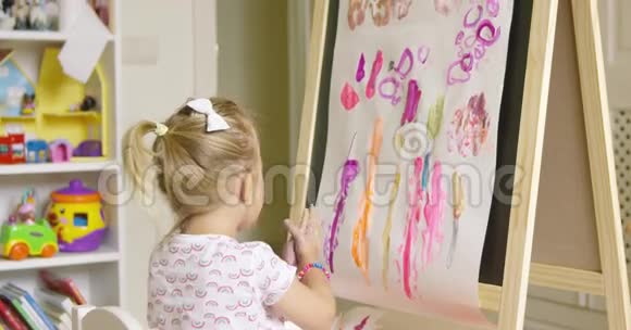一个艺术小女孩画一个创意设计视频的预览图