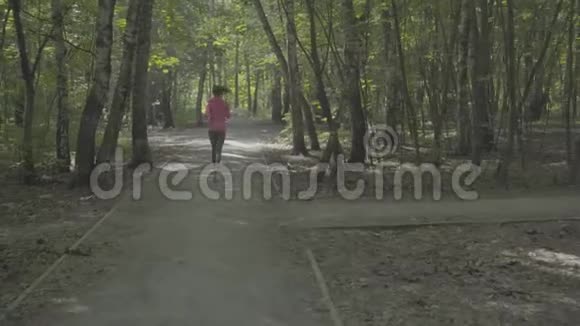 女孩穿过公园彩色档案博客3视频的预览图