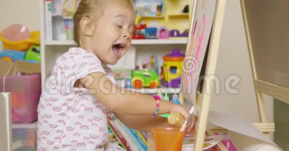 小女孩玩着水彩画视频的预览图