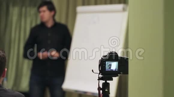 演讲人镜头拍摄视频的预览图
