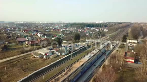 铁路线路的俯视图火车站的鸟瞰图视频的预览图