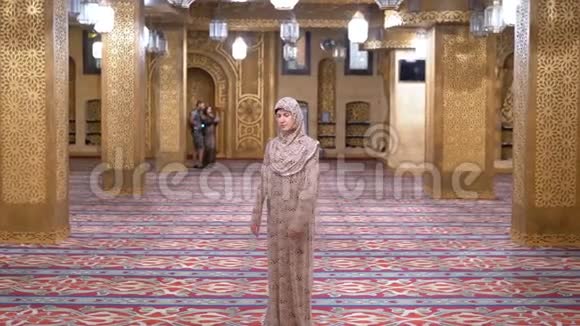 在Robe看台的Nun在一个伊斯兰清真寺内埃及视频的预览图
