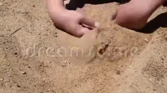 沙子沙坑和你的孩子玩在松散的沙子视频的预览图