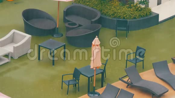 时尚的黑色柳条躺椅在酒店滴水在倾盆大雨亚洲热带降雨视频的预览图