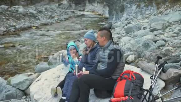 在山河附近休息喝热水家庭旅行人的环境由山河溪视频的预览图
