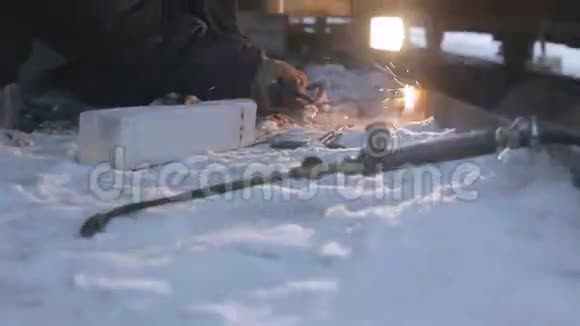 人类焊接机器部件在北极视频的预览图