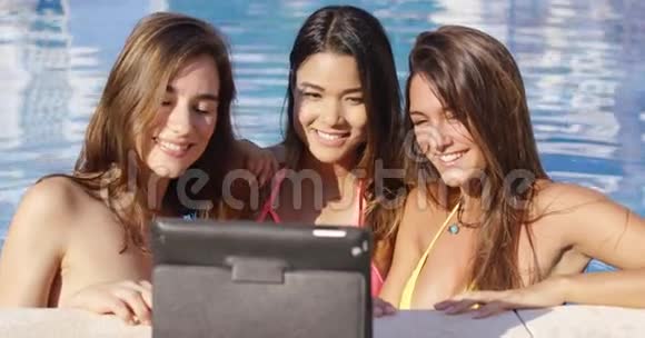 三个活泼的微笑女人自拍视频的预览图