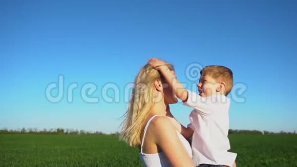 一位快乐的母亲和他的儿子一起玩把他抱起来视频的预览图