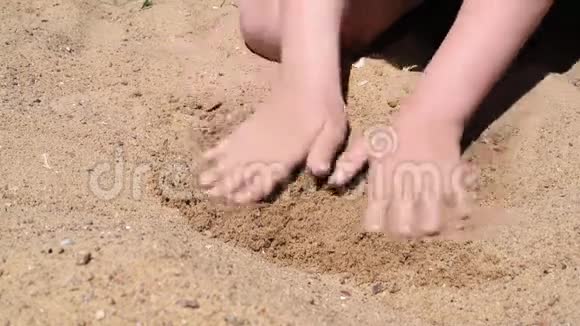 沙子沙坑和你的孩子玩在松散的沙子视频的预览图