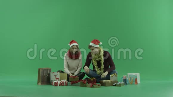 男女打开空的圣诞礼物背景色键视频的预览图