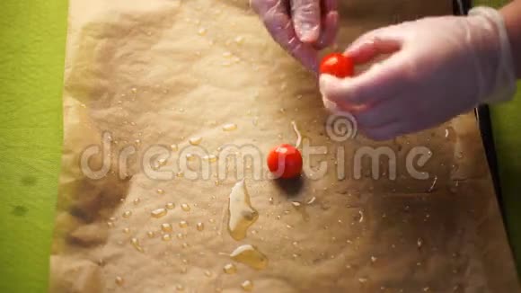 在烤盘上展示西红柿和南瓜视频的预览图