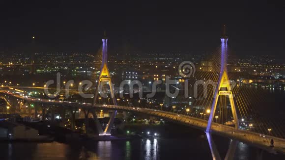 泰国曼谷市普密蓬大桥潮法拉河和夜间交通概念建筑视频的预览图