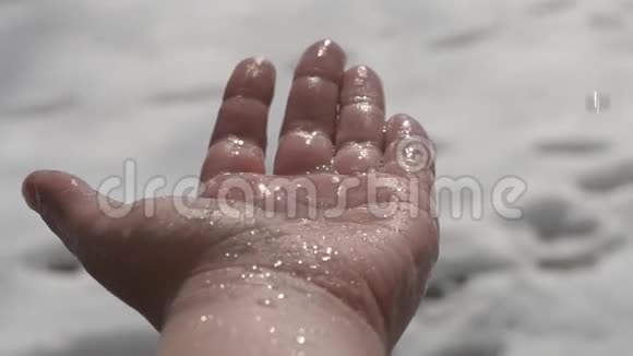 融化的雪落在手掌上视频的预览图