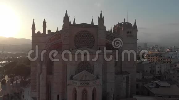 西班牙BARCELONA2018年8月22日西班牙Balearic群岛PalmadeMallorca与大教堂的空中城市景视频的预览图