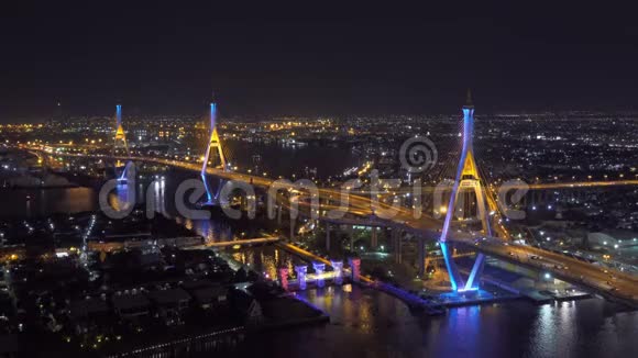 泰国曼谷市普密蓬大桥潮法拉河和夜间交通概念建筑视频的预览图