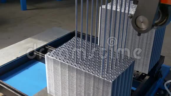 工厂慢运动工业数控机床上金属管的制造视频的预览图