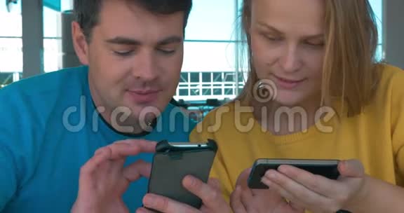 年轻夫妇带着智能手机视频的预览图