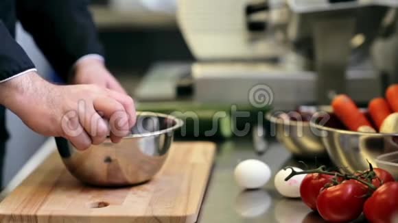 男厨师手在厨房煮鸡蛋视频的预览图