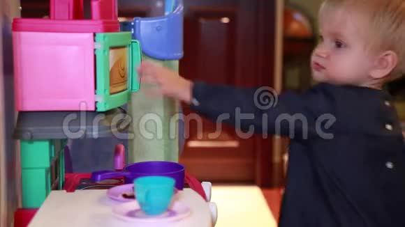 小女孩玩玩具厨房套装视频的预览图