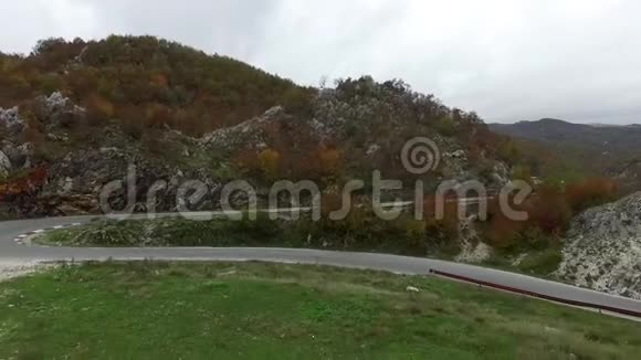 美丽的夏日山路录像一辆汽车沿着曲折的山路行驶新的蜿蜒的山路视频的预览图