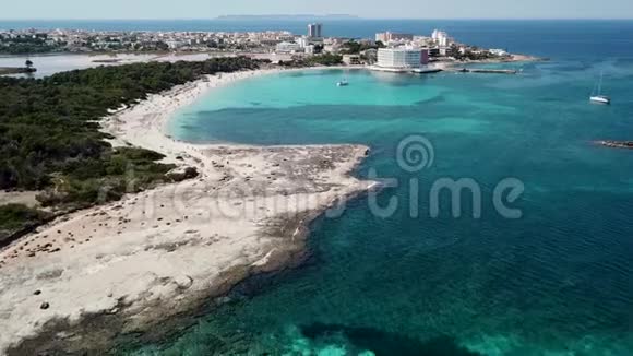 科洛尼亚圣乔迪马略卡西班牙迷人的埃斯塔尼斯海滩惊人的无人机空中景观加勒比色绿色和蓝色视频的预览图